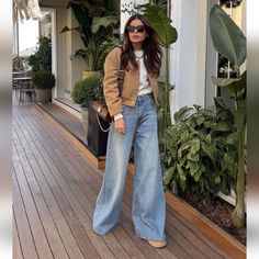 Tan Jeans Outfit, Wide Leg Outfit, Style Wide Leg Jeans, Looks Kate Middleton, Wide Leg Jeans Outfit, Looks Jeans, Look Jean, Moda Streetwear, Look Retro