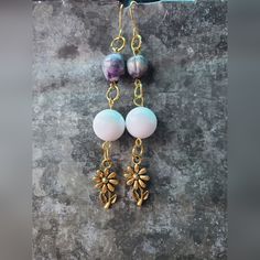 Purple And White Beaded Earrings. These Beautiful Earrings Are Hand Crafted On Gold Tone Metal Findings With A Gold Tone Metal Flower. $10.00+ S&H #Countrygypsyor White Beaded Earrings, Monogram Earrings, Ear Chain, Chalcedony Earrings, Turquoise Earrings Dangle, Ear Cuff Earings, Heart Shaped Earrings, Loop Earrings, Metal Flower