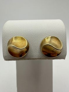 Add a touch of vintage glamour to her ensemble with these stunning 14k hollow yellow gold patterned circle stud earrings. Crafted with intricate detailing, they exude timeless elegance. Despite their retro charm, they remain in good shape, measuring 12mm in diameter. The wide posts ensure durability, though note that only plastic backs I can get to fit. The butterfly ones are not wide enough. A thoughtful gift for any woman, especially moms who appreciate classic jewelry pieces with a unique fla Retro Yellow Gold Formal Earrings, Antique Round Clip-on Earrings For Anniversary, Vintage Yellow Gold Round Clip-on Earrings, Vintage Yellow Gold Round Earrings, Vintage 14k Gold Clip-on Earrings, Retro Yellow Gold Earrings, Gold 14k Clip-on Round Earrings, Gold 14k Clip-on Earrings, Gold 14k Round Clip-on Earrings