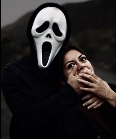 Scream photoshoot Halloween Couples Clown Photoshoot, Spooky Couple Photoshoot Scream, Halloween Couple Photoshoot Scream, Couple Halloween Picture Ideas, Ghost Photoshoot Couple, Horror Couple Photoshoot