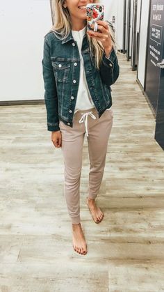 Los pants pueden ser una prenda para usar en casa o para hacer ejercicio, pero ¿Habías pensado usarlos para una cita? #pants #joggers #cita Casual Mom Style, Simple Fall Outfits, Pockets Pants