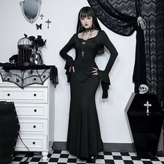 Addams Family Fairy elegant Petal sleeves Fishtail pendulum U-neck Material: Polyester spandex Color: Black Unit: CM Bust Waist Length Shoulder Sleeve Hips S 74-88 58-70 135 35 61 83-91 M 78-92 62-74 137 36 62 87-95 L 82-96 66-78 139 37 63 91-99 * 1cm ≈ 0.3937 inchNote: There may be 2-3cm error due to manual measurement. If you need size help, please drop us a message, we'd love to help. Gothic Evening Dress, Casual Goth Dress, Vamp Outfit, Witchcraft Clothing, Witch Clothes, Witchy Clothes, Wiccan Clothing, Flared Sleeve Dress, Petal Sleeves