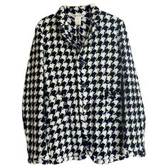 Comme Des Garçon jacket with black and white pied de poule pattern in 100% wool, size S. Two pockets on the front and button closure. Shoulders 42 cm Sleeve 60 cm Breast 44 cm 68 cm long It shows some signs of use. Comme Des Garcons Jacket, Desi, Fashion Outfits, Black And White, Wool, Signs, Pattern, White, Clothes