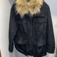 great condition draw string, pockets, gold tone hardware  velcro closure on sleeves Excellent Faux Fur Collar, Parka Jacket, Fur Collar, Fur Collars, Parka, Faux Fur, Denim Jacket, H&m, Winter Jackets