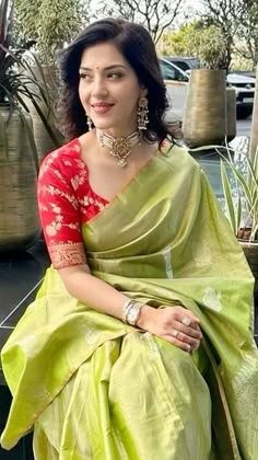 Green Sarees Contrast Blouse, V Neck Pattu Blouse, Gold Color Saree With Contrast Blouse, Neck Designs For Pattu Blouse, Back Neck Designs For Pattu Blouses, Pattu Blouse Models, Blouse Design Pattu Saree, Big Border Blouse Designs, Front Neck Designs For Blouse