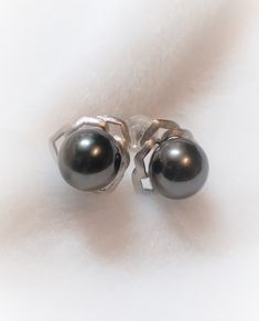 A Special sterling silver leaf style with 100% 8.5mm genuine tahitian round lustrous sea pearl, unique setting and high quality, It is a perfect gift for Anniversary, Birthday, Engagement, Wedding, Mother's day, Valentine's day, X'mas or just a reward for yourself.  Quality: AAA Color :  very dark  Luster: Highest sheen and luster Nacre: lustrous and thick nacre Blemish: 96% - 98% Clear Shape : round Size: 8.5 mm approx.  Metal: Sterling silver Every item will come with a nice gift box. Item to be delivered from Hong Kong to worldwide with registered airmail.(Due to the COVID-19, there is no registered airmail services in some of the counties, only express mail or standard mail services are avaiable, please PM us if you want to know more about your country shipping status before you purcha Classic Tahitian Pearl Earrings As Gift, Classic Tahitian Pearl Earrings For Gift, Tahitian Pearl Earrings In White Gold For Anniversary, Tahitian Pearl Jewelry With Matching Earrings For Gift, Tahitian Pearl Jewelry Set With Matching Earrings For Gift, Silver Tahitian Pearl Round Earrings, Silver Round Tahitian Pearl Earrings, Classic Silver Tahitian Pearl Earrings, Black Tahitian Pearl Earrings For Gifts