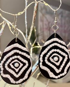 Black and white large and lightweight earrings worked combining color pyrography technique (wood burning with acrylic hand painting), and diamond painting technique. Unique Hand Painted Black Earrings, Hand Painted Black Earrings, White Hand Painted Artisan Earrings, White Artisan Hand-painted Earrings, Traditional White Hand-painted Earrings, Traditional White Hand Painted Earrings, Traditional Hand Painted White Earrings, Acrylic Hand Painting, Hand Painted Earrings