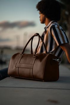 Discover the Boatman duffel, the bag you’ve been waiting for! Designed for luxury, durability, and flexibility, it’s perfect for any occasion be it a carry-on, weekend, getaway, or even a gym bag. Features: ✅ Created from Cactus Leather ✅ Travel companion; ideal for carry-on for flights ✅ Weekend getaway; perfect size for short trips ✅ Daily commute; lightweight and versatile for everyday use ✅ Outdoor adventures; durable and water resistant for any adventure SIZE: 18x12x10 PRE-SALE: Expected De June 1st, A Gym, Short Trip, Leather Travel, Weekend Getaway, Travel Companion, 2 Months, Duffel Bag, Outdoor Adventures