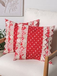 Quilt Pillow New Quilt Patterns, Romantic Pillow, Homemade Pillows, Pillow Quilt, Christmas Table Toppers, Quilt Pillow, Rose Quilt, Sampler Quilt, Cricut Craft Room