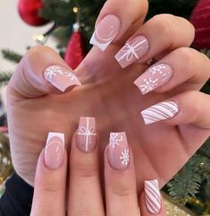 Christmas Present Nails, Winter Nails Acrylic, Cute Christmas Nails, Christmas Nails Easy, Christmas Gel Nails, Girly Acrylic Nails, Snowflake Nails, Christmas Nails Acrylic, Short Acrylic Nails Designs