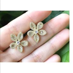 - 925 Sterling Silver Cubic Zirconia Baguettes Daisy Flower Stud Earrings. - It Is A Very Trendy And Unique Style. - It Is A Perfect Gift For Your Lover, Friends Or Family Member For Any Occasions. - It Comes With The Sterling Silver Stamped. - There Are Three Colors: Silver, Gold & Rosegold Colors ( Gols Ans Rosegold Are 14kt Gold Plated Over Sterling Silver). - It Is 100% Brand New!!! - Feel Free To Email Me With Any Questions. Luxury Cubic Zirconia Flower Earrings, Luxury Cubic Zirconia Flower Earrings For Gift, Glamorous Cubic Zirconia Flower Earrings For Gift, Luxury Flower Earrings With Cubic Zirconia As Gift, Glamorous Flower Earrings With Cubic Zirconia For Gift, Luxury Silver Flower Diamond Earrings, Flower Shaped Cubic Zirconia Crystal Earrings For Party, Flower-shaped Cubic Zirconia Crystal Earrings For Party, Sparkling Flower Cubic Zirconia Earrings