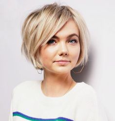 Trendy Textured Chin-Length Bob Short Hair 40, Easy Short Haircuts, Κούρεμα Bob, Chin Length Haircuts, Stacked Haircuts, Chin Length, Chin Length Hair, Bob Haircuts For Women, Side Bangs