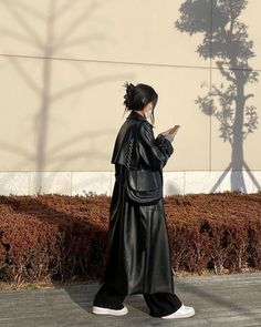 Mantel Outfit, Mode Ulzzang, Best Winter Outfits, Long Leather Coat, Elegante Casual, Looks Black, Swaggy Outfits, Midi Skirts