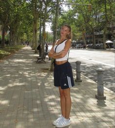 Adidas Shorts Outfit, Campus Outfit, Look Adidas, Streetwear Mode, Outfit Inspo Summer, Adidas Shorts, Sporty Chic