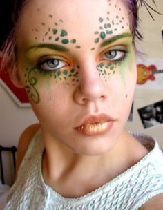 Troll Makeup Halloween, Chameleon Face Paint, Grasshopper Makeup, Turtle Makeup Ideas, Frog Inspired Makeup, Eel Makeup, Chameleon Makeup, Nemo Makeup, Dragonfly Makeup