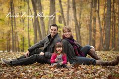 Family picture ideas- we could do this one inside too with a pretty back ground maybe. Porch Family Photos, Family Picture Ideas, Family Photo Shoots, Poses Family, Sibling Poses, Family Portrait Poses, Engagement Pic