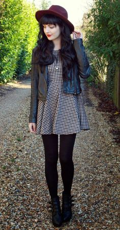 Black Leather Jacket Dress Outfit, Dress Tights, Tights Boots, Burgundy Hat, Look Grunge, Dress Leather, Elegante Casual, Patterned Dress, Boots Leather