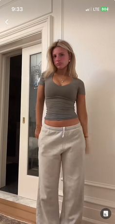 Comfy Basic Outfits For School, Comfy Basic Outfits, Tan Sweatpants Outfit, Basic Outfits For School, Tan Sweatpants, Sweatpants Outfits, Outfits For School, Sweatpants Outfit, Tv Show Outfits