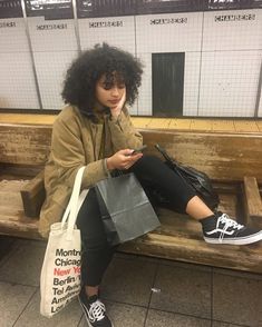 Photogenic Tips, 90's Hiphop, Streetwear Fashion Women, Vintage Grunge, Gothic Outfits, Curly Girl, Aesthetic Vintage, Curly Hair Styles Naturally, Aesthetic Outfits