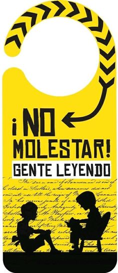 a door hanger that says no molestar, gente lyendo