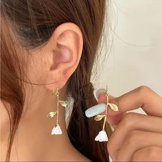 Brand New Dangle Earring White Rose Flower Golden Leaf 18k Gold Plated Length: Approximately 1.9” Long White Earrings, Yellow Flower Earrings, White Flower Earring, Flower Earrings Gold, Dainty Gold Jewelry, Embellished Fashion, Romantic Earrings, Flower Drop Earrings, Alloy Earrings