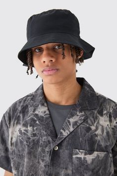 Heads up! Bring your accessories a-game with boohooMAN this season. Check out the coolest selection of men's headwear online and choose from hundreds of uber-trendy pieces that will complete your outfit while turning heads. Pull off the 90's revival trend with a bandana or a colourful bucket hat - the season's favourite - or head off the chill in style this with one of our beanies.Style: Bucket HatFabric: Nylon Hat Men Outfit, Outdoor Fits, Style Bob, Hats Style, Gym Joggers, Race Day Outfits, Gym Jacket, Plus Size Joggers, Summer Jam