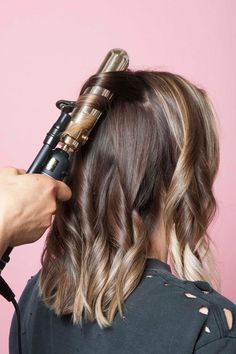 Style a medium-length haircut like an L.A. It Girl with this easy tutorial. Lob Styles, Longbob Hair, Messy Waves, Smoothie Ingredients, Bob Hair, Short Hairstyle, Cara Delevingne