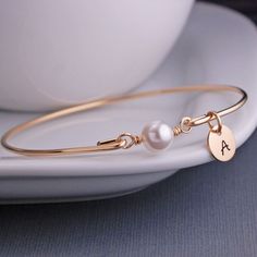 Gold Bangle Bracelet  White Pearl Bracelet by georgiedesigns Bridesmaid Pearl Bracelet, Swarovski Pearls Bracelet, Pearl Bangle Bracelet, Gold Bracelet Simple, White Pearl Jewelry, Pearl Bracelet Gold, Gelang Manik-manik, White Pearl Bracelet, Pola Gelang