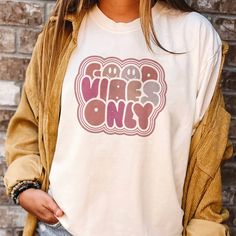 ✨ Embrace positivity with our "good vibes only" graphic tee - a vibrant and stylish infusion of inspiration and humor that radiates positivity and adds a touch of sunshine to your wardrobe! Trendy Acid Wash T-shirt With Letter Print, Trendy Acid Wash T-shirt For Fall, Retro Tie Dye T-shirt With Graphic Print, Oversized Tie Dye T-shirt With Graphic Print, Oversized Tie Dye Tops With Letter Print, Groovy Summer T-shirt With Letter Print, Trendy Tie Dye T-shirt With Graphic Print, Trendy Tie Dye Screen Print Tops, Trendy Tie-dye Screen Print Tops