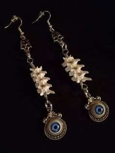 Here is a Really Nice Pair of Rattlesnake Vertebrae earrings! They Were Made with 8 Real Rattlesnake Vertebrae, 2 Evil Eye Pendants, and 2 Skull Charms. These Earrings are 5 Inches Long. All Items Ship Within 1-3 Days via USPS First Class Service. Shipping on These Earrings is 4.50 ( USA Only ) All Bone Jewelry Orders Over 35 USD $ Ship for FREE. International Shipping Will Be 16.00, Australia 18.00 And All Additional Items Add 1.00 to the Shipping Cost. International Shipping May Take 2 - 4 Wee Vertebrae Earrings, Wiccan Earrings, Earrings Snake, Earrings Skull, Witch Necklace, Wire Wrapped Jewelry Diy, Antler Necklace, Witch Earrings, Bone Earrings