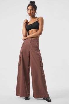 A cross between cargos and trousers, these pants are designed with exaggerated wide legs, cool cargo pockets and front zipper pockets. They’re made from a heavyweight, drapey cotton blend for a comfortable, put together look. The Show Off hits high on the waist (perfect for pairing with crop tops) with a tailored front and a stretchy back (for a fuss-free fit every time). Sweatpants And Sweater, Gray Accessories, Knitwear Dress, Trouser Pants Women, Steel Grey, Wide Legs, Alo Yoga, Show Off, Long Sleeve Crop Top