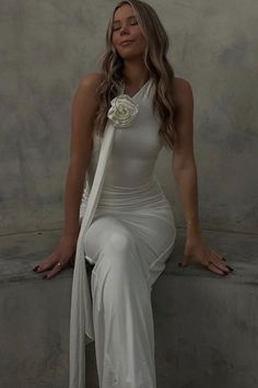 This elegant white maxi dress features a floral applique halter design, perfect for summer club parties. The backless and ruched details add a touch of sexiness, while the lightweight fabric creates a fairy-like silhouette. Elevate your wardrobe with this stylish and sophisticated dress. White Fitted Halter Dress For Prom, White Fitted Halter Prom Dress, White Backless Halter Dress For Prom, White Backless Halter Prom Dress, Spring Stretch Halter Dress For Prom, White Halter Neck Maxi Dress For Prom, White Halter Dress For Spring Prom, White Backless Halter Dress For Evening, White Ruched Halter Neck Maxi Dress