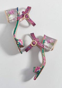 Betsey Johnson Beauty in Bloom Block Heel Mode Tips, Floral Heels, Cute Heels, Zooey Deschanel, Fabulous Shoes, Carrie Bradshaw, Pretty Shoes, Dream Shoes, Ankle Straps