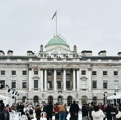 I love London, had to go see the skating rink at Somerset House as we walked by at the weekend. Just being there for the day was fun having to manage our time well to fit it all in but we had a fabulous day. Book shop browsing, British Museum wonders, then all the razzmatazz of Covent Garden before catching the train home. I’ve written about our day over on the blog. What’s your favourite thing to do in our capital city? . . #prettycitylondon #cherishandrelish #bevisuallyinspired #myhapp...