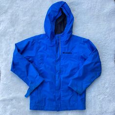 Columbia blue windbreaker with hood in kids' XS (6-7). CONDITION: Good condition. SHIPPING: Orders will be shipped within 5-7 days and can be included in your swap if you are an existing customer. You may keep your items for the season and we will remind you to return the item by May 31, 2022. By renting this item and extending its use, you are saving up to 810 liters of water! Blue Waterproof Hooded Winter Jacket, Hooded Blue Outerwear For School, Blue Waterproof Hooded Jacket For Fall, Blue Hooded Jacket For Outdoor, Blue Weatherproof Hooded Jacket For Fall, Blue Waterproof Windbreaker For Winter, Blue Waterproof Winter Windbreaker, Weatherproof Blue Outerwear For Streetwear, Blue Waterproof Hooded Jacket