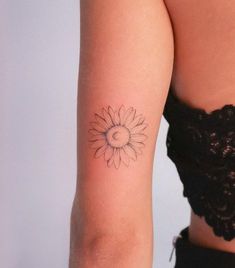 Na parte de trás do braço, próximo ao cotovelo um lindo girassol feito por traços bem finos e leves Sunflower Tattoo Simple, Sunflower Tattoo Shoulder, Lavender Tattoo, Small Forearm Tattoos, Sun Tattoos, Red Ink Tattoos, Healing Tattoo, Sunflower Tattoos, Tatuaje A Color