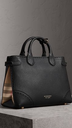 Bolsa Banner média de couro com detalhes brogue (Preto) - Mulheres | Burberry Estados Unidos Burberry Handbags Burberry, Black Designer Bags, Burberry Tote Bag, Luxury Tote Bags, Burberry Tote, Popular Handbags, Diy Leather Bag, Burberry Handbags, Best Handbags