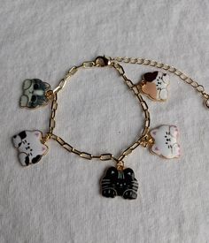 "Kitty face and paws charm bracelet/five different colored kittens/cat jewelry/cat lovers will enjoy this gift/birthday gift/friend gift/gold plated paper clip chain/chain adjusts 7\" - 10\"/dainty extender." Birthday Gift Friend, Armband Gold, Gift Friend, Little Kittens, Gold Paper, Cat Jewelry, Trombone, Bracelet Gold, Paper Clip