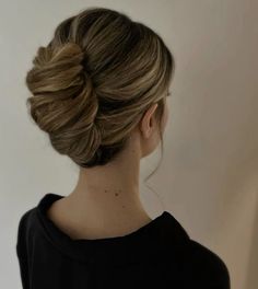 French Roll Hairstyle, Timeless Hairstyles, Classy Updo, French Twist Updo, Twist Updo, Elegant Bun, French Twists, Classy Hairstyles, French Twist Hair