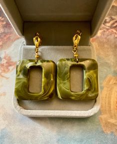 ART DECO HAUTE COUTURE, ORIGINAL ELEGANT LARGE VINTAGE OLIVE GREEN BAKELITE EARRINGS, PRETTY GOLD PLATED HOOK BEAUTIFUL SCULPTED DESIGN. LARGE EARRINGS IN GOLD PLATED AND BAKELITE OR GALALITHE, ORIGINAL GEOMETRIC DESIGN, BEAUTIFUL COLORS. DESIGNER JEWELRY, VERY BEAUTIFUL DESIGN. DIMENSIONS: 56 x 32 mm. WEIGHT: 11.7 gr. IN VERY GOOD SHAPE. BOX NOT INCLUDED. Vintage Rectangular Earrings For Gifts, Vintage Rectangular Earrings As Gift, Vintage Rectangular Earrings For Gift, Handmade Vintage Rectangular Earrings, Handmade Rectangular Vintage Earrings, Retro Rectangular Earrings For Gift, Handmade Rectangular Retro Jewelry, Vintage Square Earrings For Gift, Handmade Green Geometric Earrings