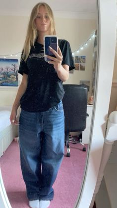 streetwear | baggy | nike | jeans | skater | fit inspo Baggy Outfit Inspo Summer, How To Style Dark Blue Baggy Jeans, Girly Baggy Outfits, Nike Sweatshirts Outfit, Baggy Jeans Outfit Girl, Baggy Feminine Outfits, Baggy Girl Outfits, Baggy Jeans Girl, Cute Baggy Jeans Outfit