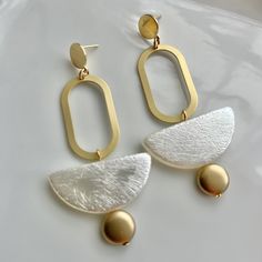 Big Bold Statement Earrings, Minimalist style earrings, Matte Gold Earrings Ultra modern earrings, clean cut design to complement any outfit. Very Light weight. Materials: Gold plated brass, Rubberized acrylic bead. Size: Style A 2.6" long, Style B 3" long Your purchase comes in a beautiful box that is ready to give as a gift or to keep for yourself. **Please be sure to read my shop policies and shop announcement before making your purchase Matte Gold Earrings, Contemporary Earrings, Earrings Geometric, Ultra Modern, Style Minimaliste, Earrings Minimalist, Long Style, White Earrings, Modern Earrings