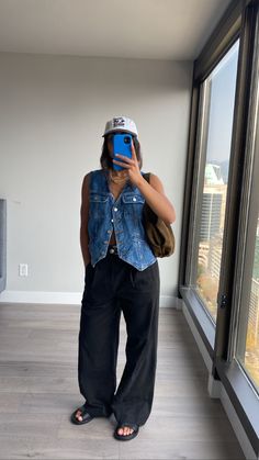 Summer Outfit Style Ideas, 2024 Casual Style, Dark Denim Summer Outfit, Summer Streetwear Outfit Women, Classy Casual Looks For Women, Summer Fashion Tomboy, Black Casual Summer Outfits, Fashion Outfits Aesthetic Summer, Vacation Outfit Women