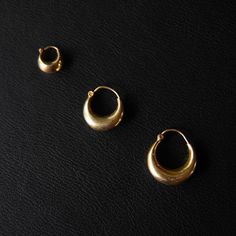 Forged with meticulous precision, these chunky hoop earrings confidently establish themselves as iconic pieces. Simultaneously simple and boldly statement-making, they radiate a fearless blend of raw elegance and meticulous craftsmanship. Design: Minialist Material: 22k Gold Plated Sizes XS: 1,3 cm x 1,3 cm (1.5 g / pair) S: 2 cm x 2 cm (4 g / pair) M: 2,6 cm x 2,6 cm (9 g / pair) L: 4,3 cm x 4,3 cm (15 g / pair) Elegant Crescent Hoop Earrings For Everyday, Modern Crescent Hoop Earrings For Everyday, Classic Brass Small Hoop Huggie Earrings, Classic Small Hoop Huggie Earrings In Brass, Elegant Crescent Brass Hoop Earrings, Elegant Crescent Shaped Brass Hoop Earrings, Classic Brass Hoop Huggie Earrings, Classic Round Brass Hoop Earrings, Elegant Small Hoop Huggie Earrings In Brass