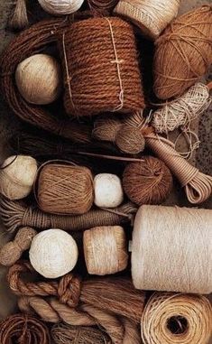 there are many balls of yarn and twine on the table