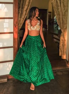 Emerald Green Silk Lehenga With Nude Bralette The Little Black Bow - Fabilicious Fashion Bandhani Lehenga Designs, Green Bandhani Lehenga, Silk Bandhani Lehenga, Bandhani Skirt, Light Green Lehenga, Green Silk Lehenga, Dark Green Lehenga, Bandhani Lehenga, Simple Lehenga