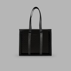 Restez organisé avec style avec le tout nouveau Tote Bag Blvck.
Le sac fourre-tout noir est fait en PVC transparent noir et les sangles sont en cuir Saffiano.
Tous nos sacs à dos sont fait à la main avec soin, donnant à chacun un caractère unique et garantissant une qualité maximale. Trendy Rectangular Case Bag For Daily Use, Rectangular Briefcase With Top Carry Handle For On-the-go, Luxury Large Capacity Laptop Bag For On-the-go, Modern Large Capacity Rectangular Case Bag, Modern Large Capacity Rectangular Bag, Modern Top Handle Bag In Coated Canvas, Minimalist Black Shoulder Bag For On-the-go, Modern Coated Canvas Shoulder Bag For On-the-go, Luxury Laptop Bag With Removable Pouch For Everyday