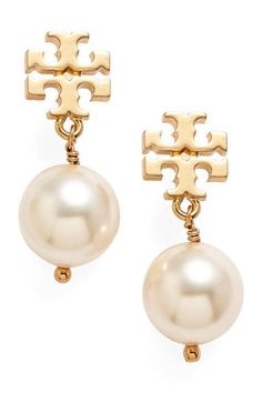 These earrings are the perfect under-$100 gift for a Tory Burch fan! The mid size is easy to wear for multiple occasions, and they're available in rose gold, too. Tory Burch Ring, Jewelry Faux, Pearl Logo, Preppy Jewelry, Logo Jewelry, Natural Lipstick, Jewelry Earring, Earring Cards