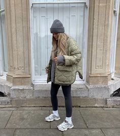 Pin Outfits, Khaki Jacket Outfit, Mum Outfits, Casual Oufits, Balance Trainers, Simple Style Outfits, New York Outfits, Womens Winter Fashion Outfits, Sassy Outfit