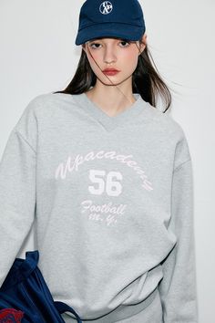 [ Up Academy ]

 American Pop Sporty Pullover

 Number: UAST0001

 * 단품 판매입니다. 설정을 원하시는 경우는 2점 구입해 주십시오.

  




 상품 상세

 Color: Blue / Gray

 Fabric: Cotton100% 

 Season : 2024 S/S 







 사이즈표(cm)/PULLOVER 















 S 

 M 






 총길

 65

 67 






 어깨 폭

 54

 55.5 






 흉상

 116

 122 
















 사이즈표 (cm)/SKIRT 

















 S 

 M 

 L 






 총길이 

 31 

 32 

 33 






 허리 

 67 

 71 

 75 






 엉덩이 

 92 

 96 

 100










 ※천의 특성에 따라서는 드물게 2-3 cm전후의 오차가 생기는 경우가 있습니다. 








 착용 모델

 STYLE: 175cm/45kg(S) S M, Gray Fabric, Gray Skirt, Estonia, Grey Fabric, Blue Gray, S S, Color Blue, Size Chart